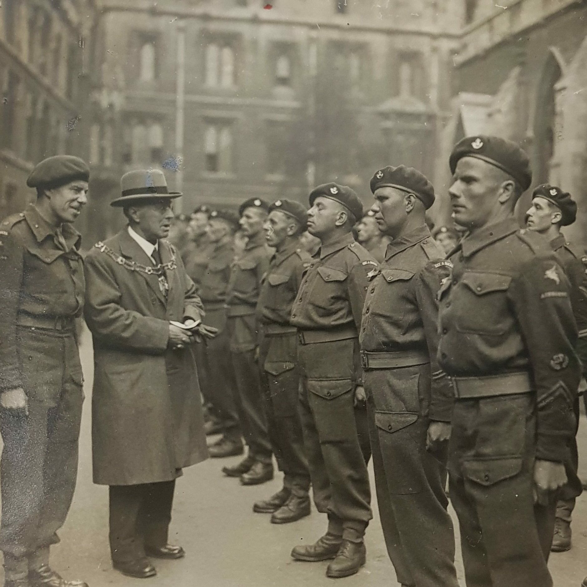 2FMajor-John-Howard-with-soldiers-of-2nd-Battalion-Oxfordshire-and-Buckinghamshire-Light-Infantry-during-Oxford-Salute-the-Soldier-celebration